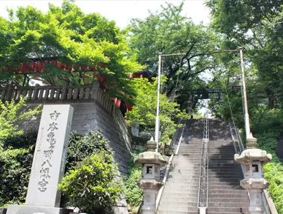 市谷亀岡八幡宮の本殿へ続く階段を見上げる