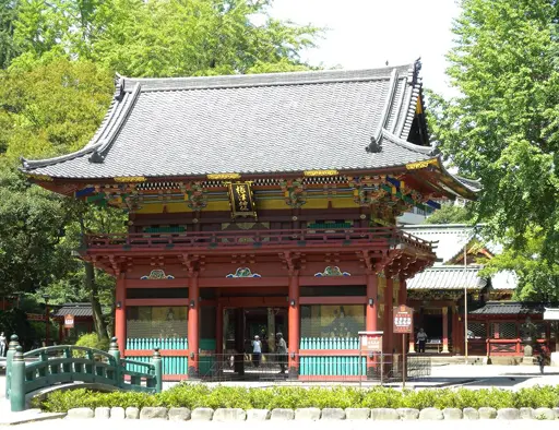 手前位に橋が掛かっている根津神社 楼門