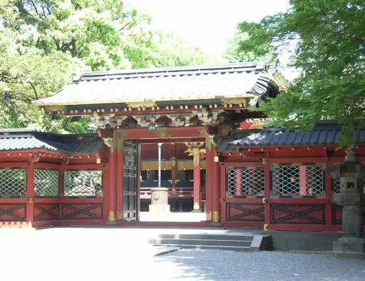 赤い色の根津神社 唐門